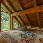 Stayvista At Retreat Cottages With Lawn, Bonfire